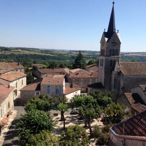 Vue du village de Prayssas avec l'église en arrière-plan