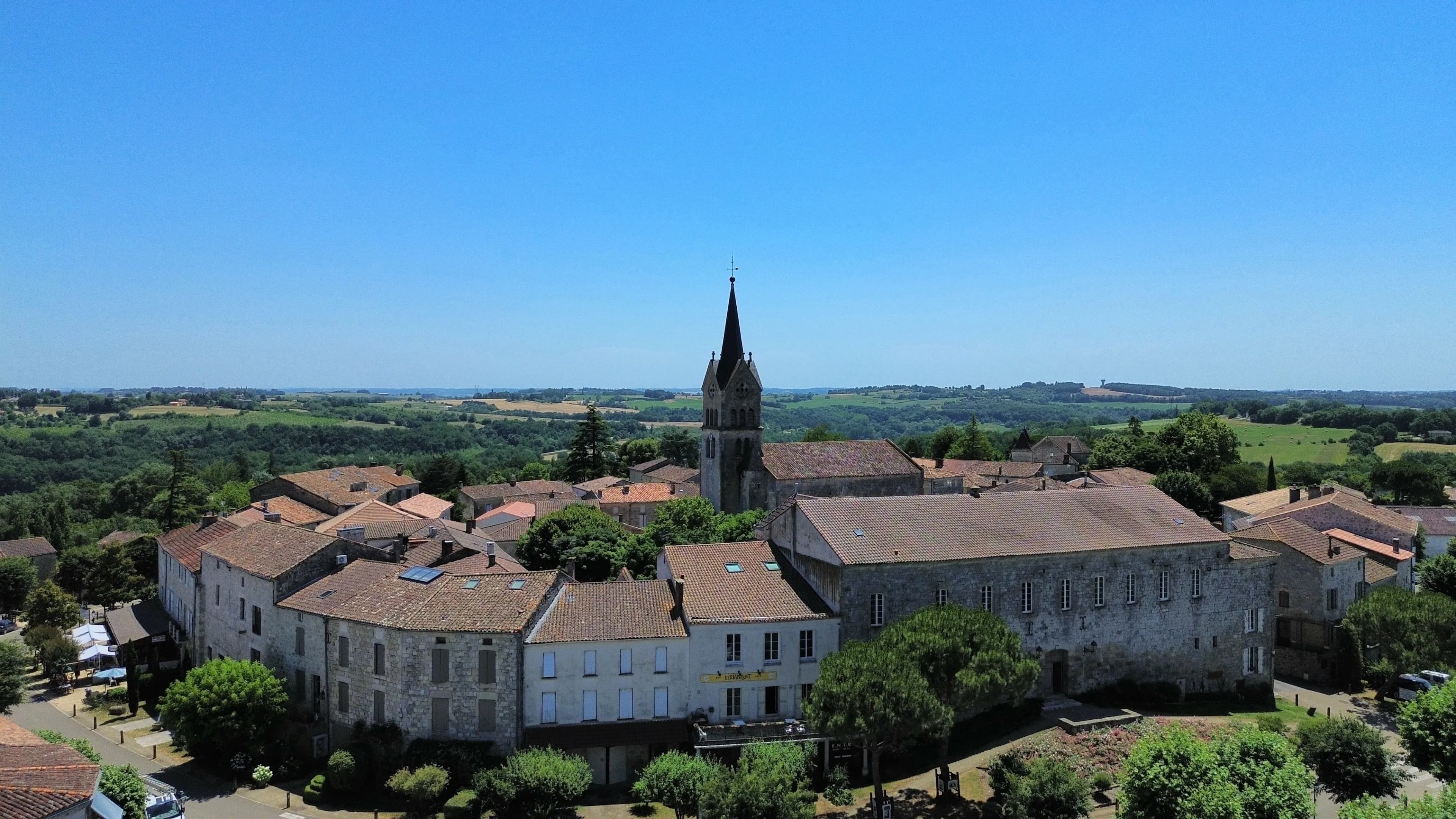 Vue aérienne par drone du village de Prayssas et de ses coteaux